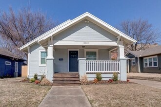 Building Photo - Classic Charm With All New Amenities 3/2 House!