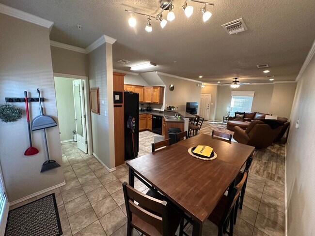 Building Photo - 2108 Main St