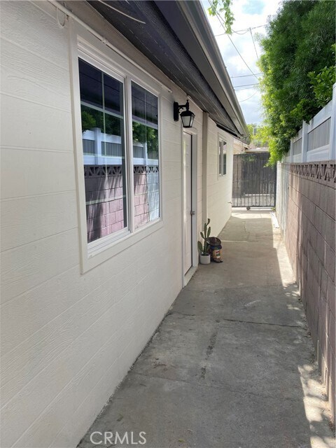 Building Photo - 723 N Quince Ave