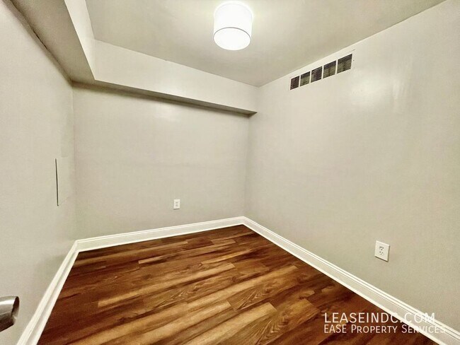 Building Photo - 2404 10th St NE