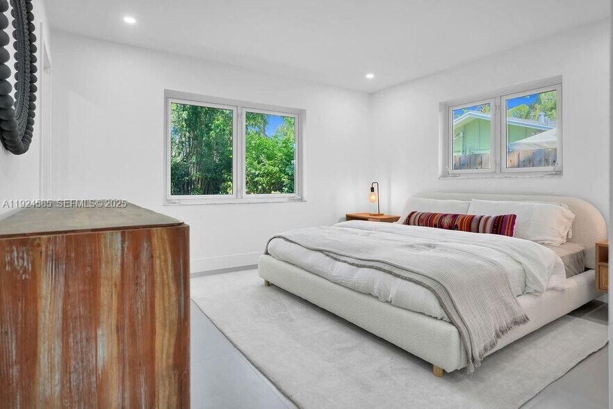 Building Photo - 117 NE 20th St