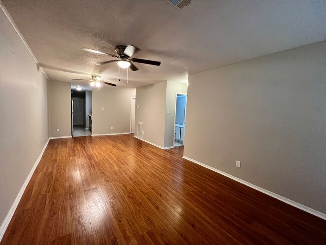 Building Photo - Duplex in Southwest Houston with Spacious ...