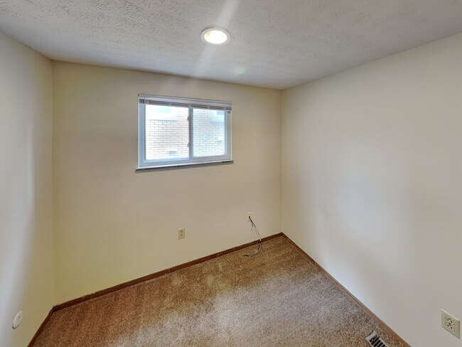 Building Photo - 94 E 18th Ave