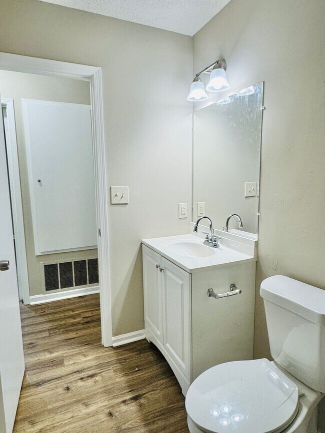 Building Photo - Modern 3-Bedroom Beauty