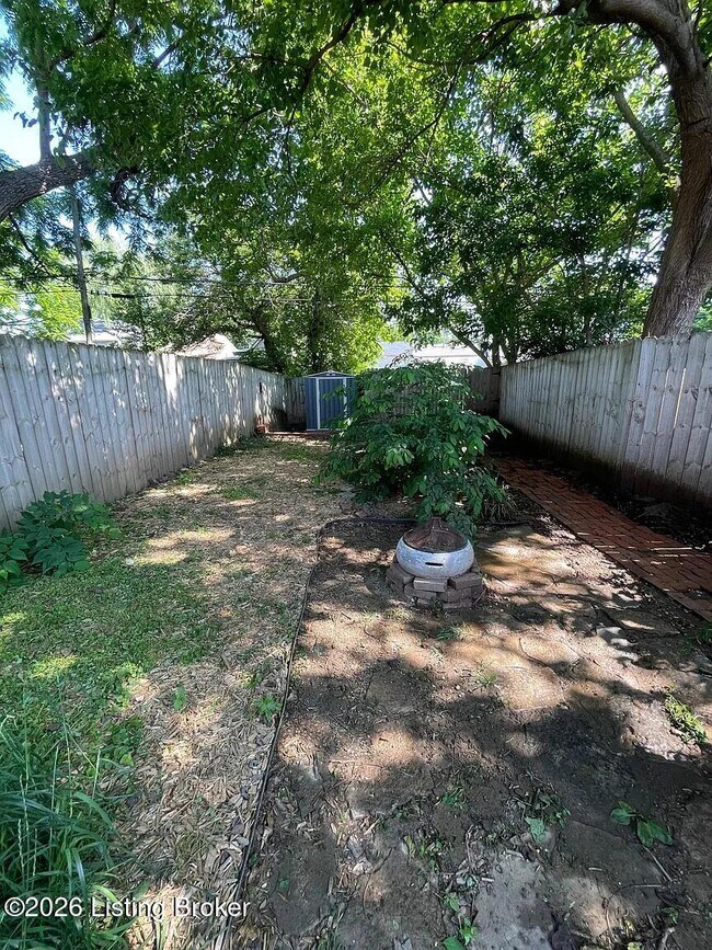 Building Photo - 521 E Ormsby Ave