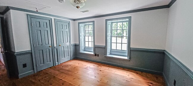 Building Photo - Oversized 4 Bedroom 3.5 Bathroom Home Situ...