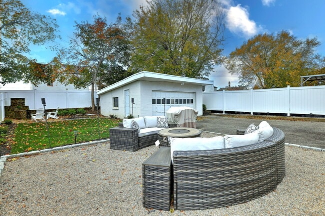 Building Photo - 40 Hazelwood Ave