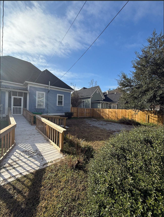 Building Photo - 2 bed/ 2 bath downtown home!