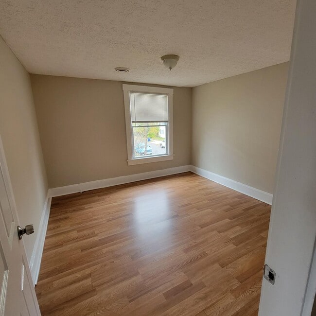 Building Photo - 403 Maple Ave
