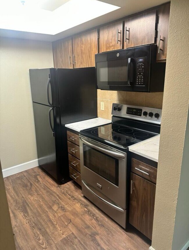 Building Photo - Available now! Great Condo in Great Location!