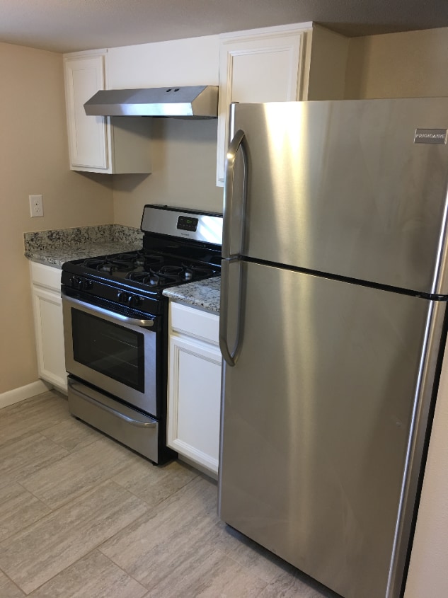 Building Photo - Spacious 1BR/1BA plus HUGE office/den!