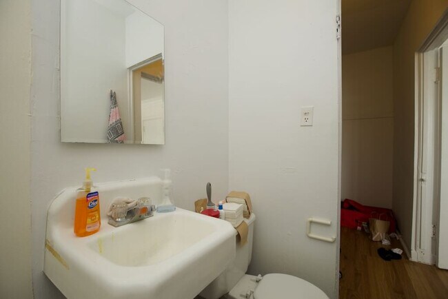 Building Photo - 4060 N Kenmore Ave