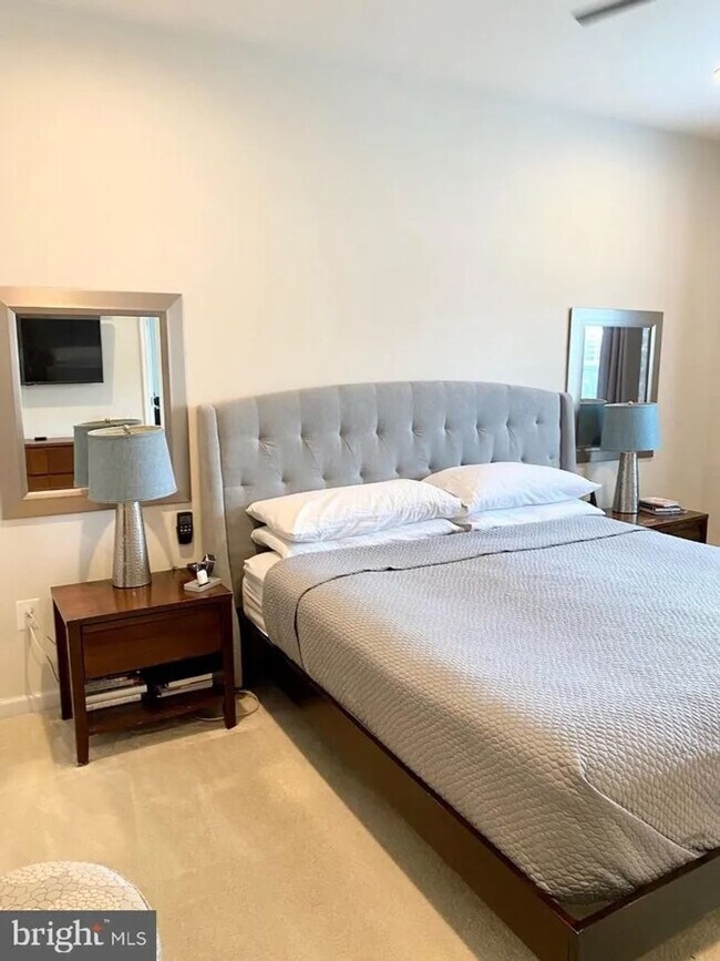 Building Photo - Beautiful Single Family home with Loft and Off Street Parking