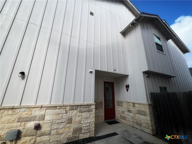 Building Photo - 223 Sapphire Dr