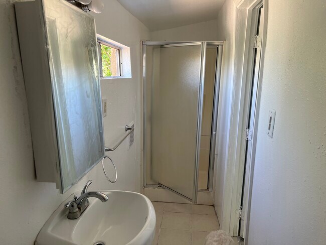 Upstairs bath - 411 Isabel St
