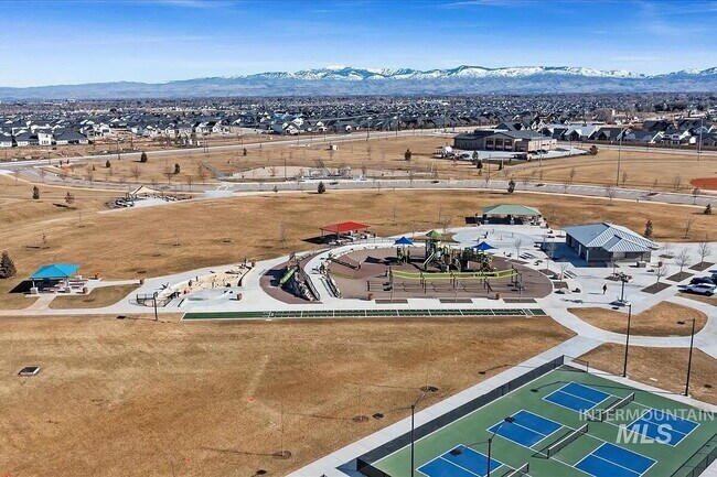 Building Photo - Functionality and convenience! Minutes from one of Meridian's most fantastic parks, with pools, p...
