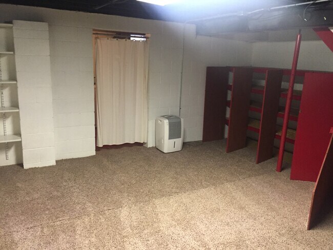 Building Photo - Gorgeous 2 Bedroom, 1.25 Bath Townhouse near UIHC