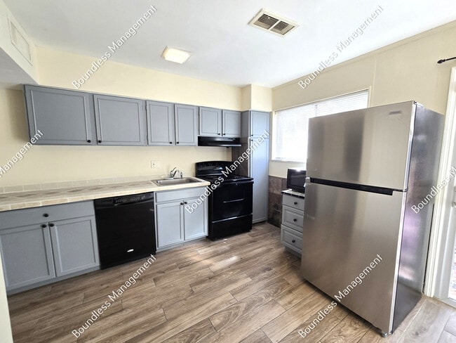 Building Photo - 3081 Colonial Way