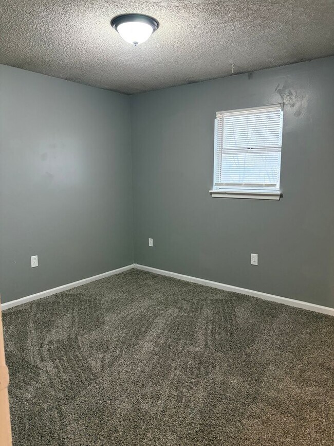 Building Photo - 4632-4634 Southampton Ct