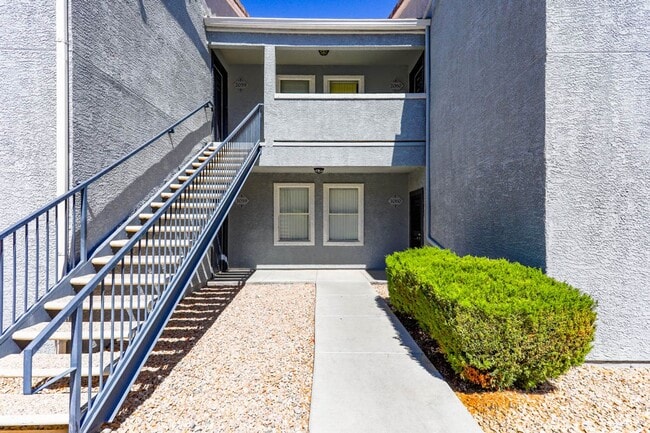 Building Photo - 3 Bedroom Northwest Condo-Gate Community