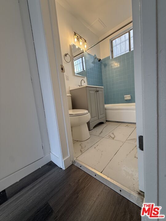 Building Photo - 955 1/4 N St Andrews Pl