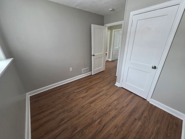 Building Photo - 8 W Chestnut Hill Rd