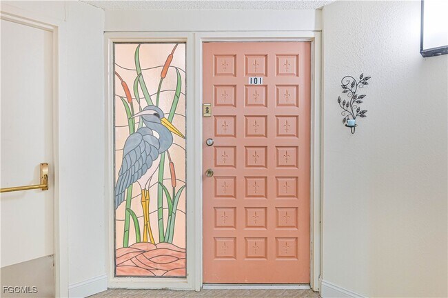 Building Photo - 975 Palm View Dr