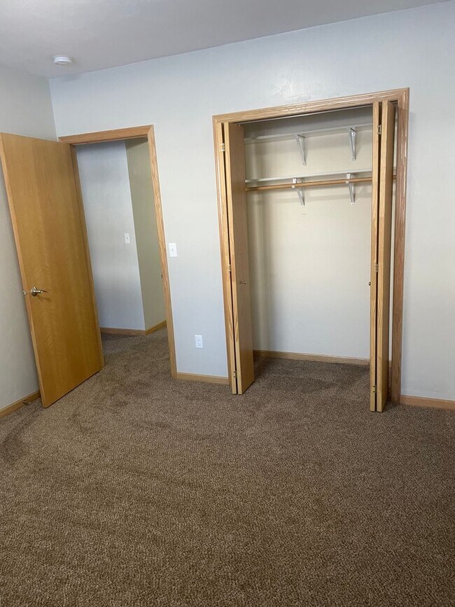 Building Photo - 2930 W Glenpark Dr