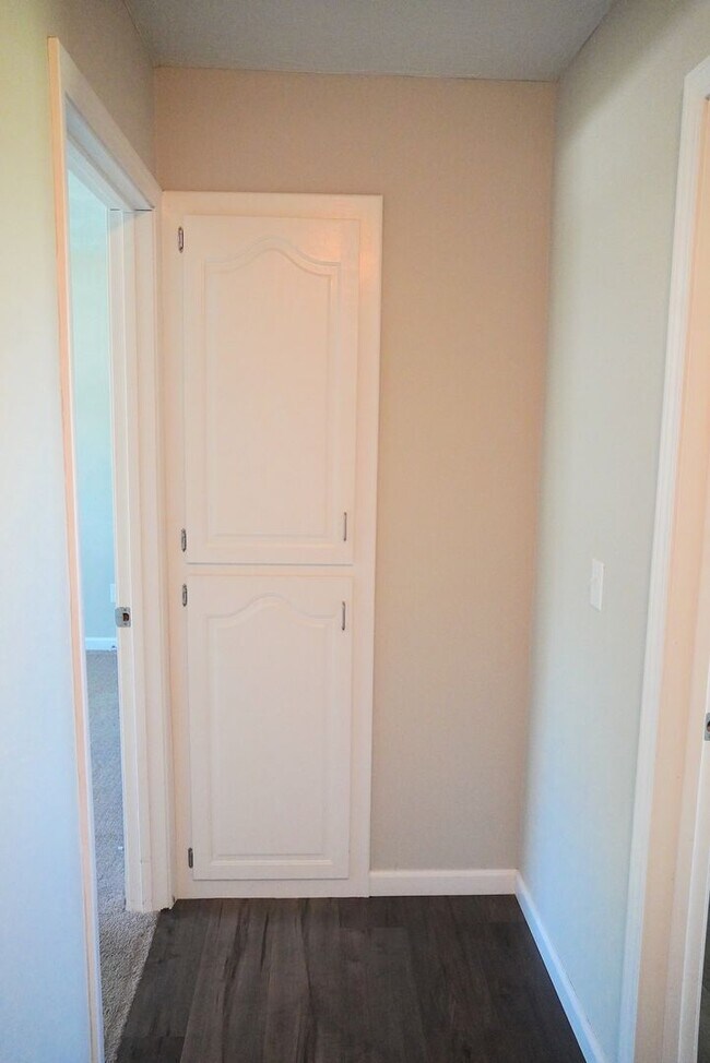 Building Photo - Adorable 3-Bed, 2-Bath Home with 2-Car Garage in Prime Location!