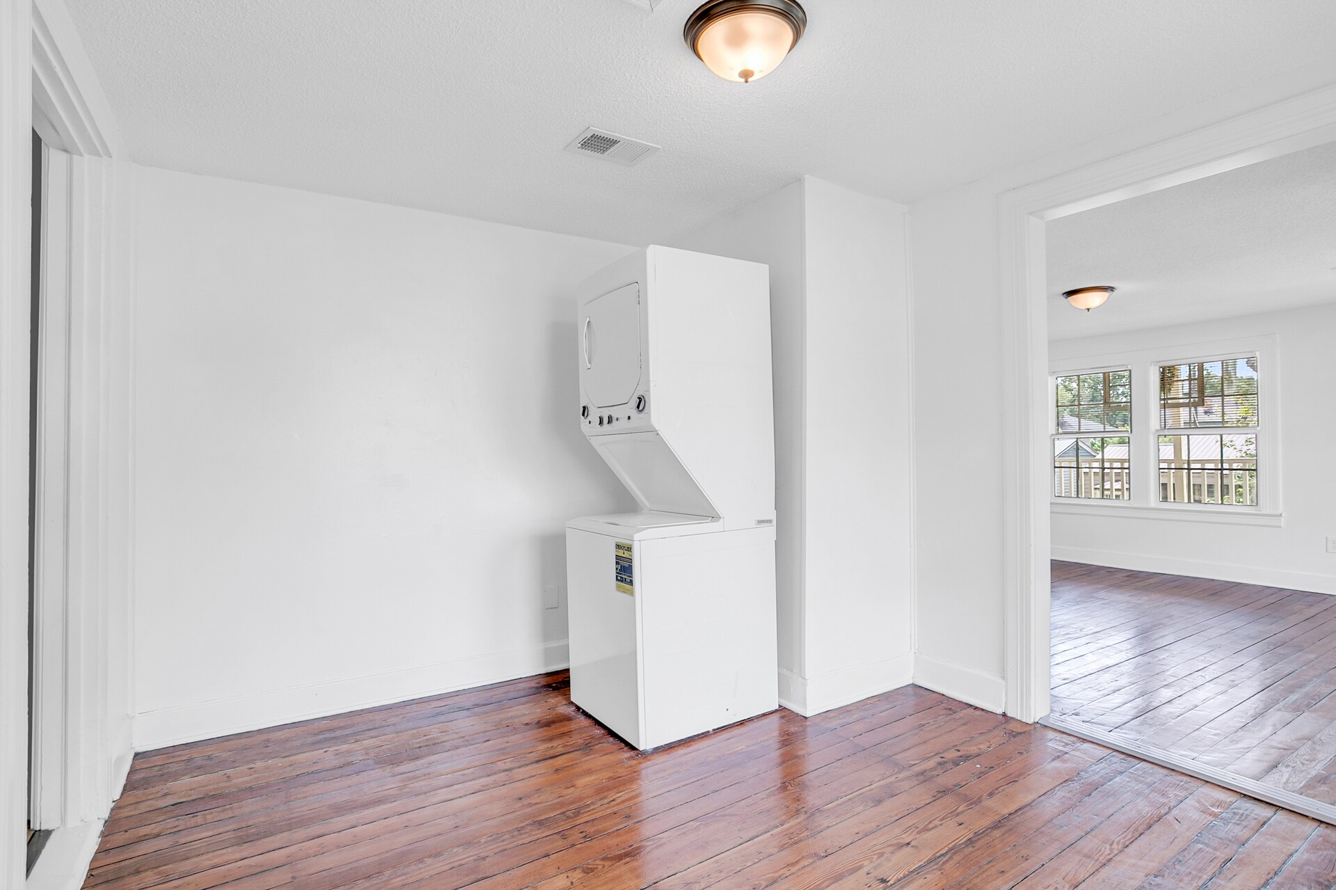 Building Photo - 906 E 39th St