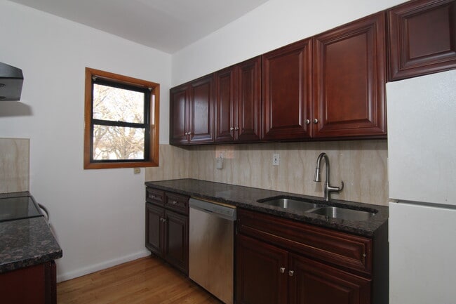 Building Photo - 10513 Metropolitan Ave