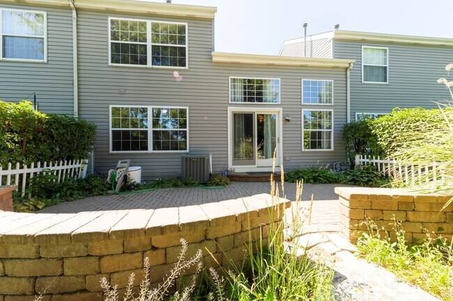 Building Photo - 754 Savannah Ln