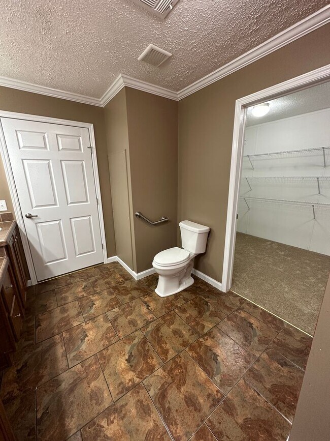 Building Photo - 5 BR, 3.5 BA, 2432sf home on almost 17 acres!