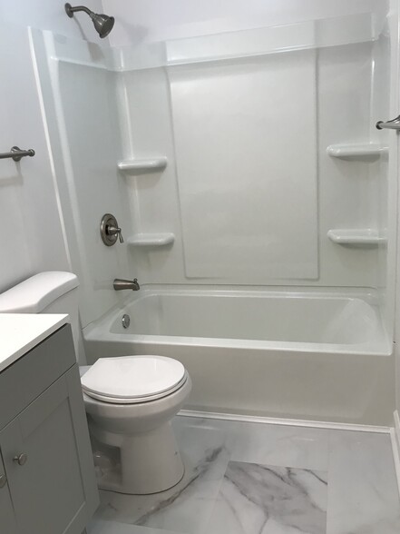 Hall bath with tub/shower - 21 Vaughns Gap Rd