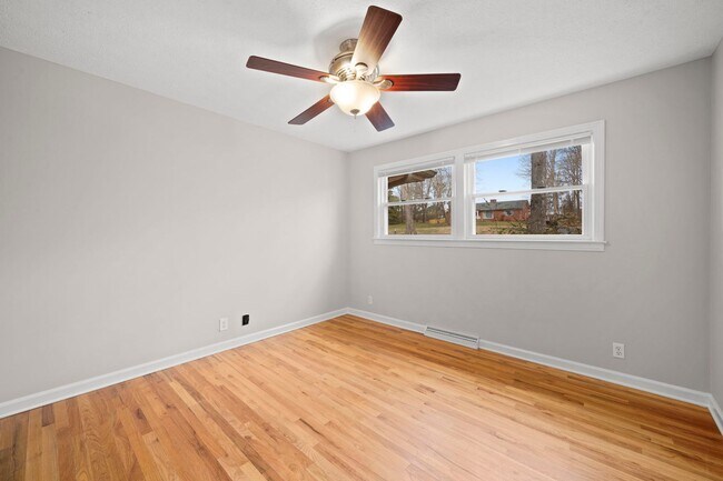 Building Photo - Spacious 4BR (or 3BR + Bonus) with 2 Living Rooms, Screened Porch & 4-Car Garage