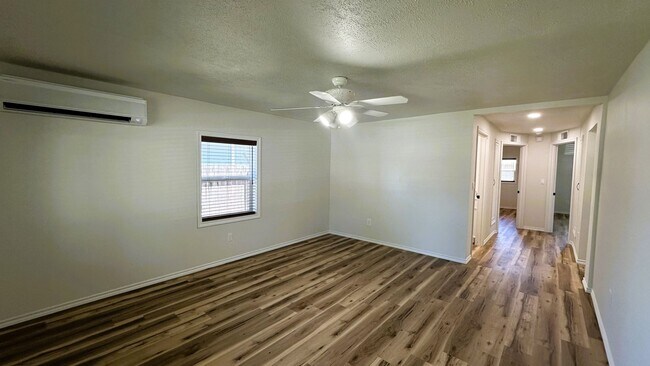 Building Photo - Cute 2 Bedroom House in Myrtle Creek!