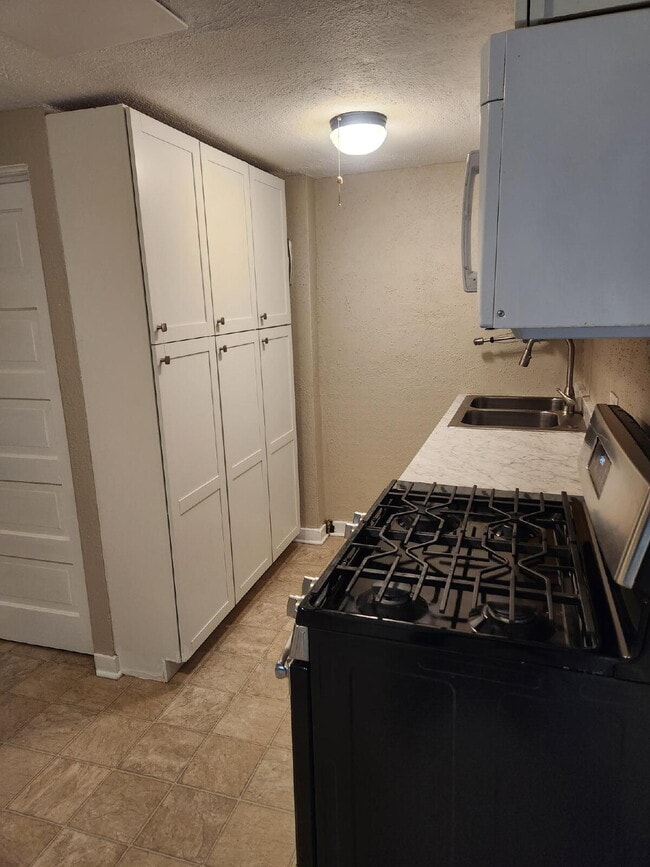 Building Photo - Charming 1-Bed 1-Bath Wheatridge Duplex with Private Fenced Yard & Garage - Available Now!