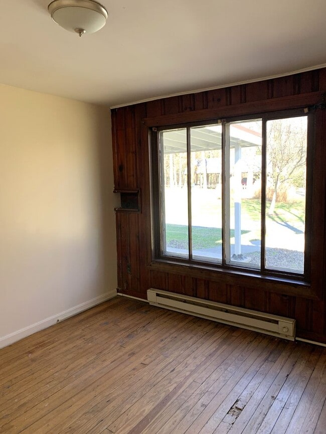 Building Photo - Single family home with 3 beds/1 bath