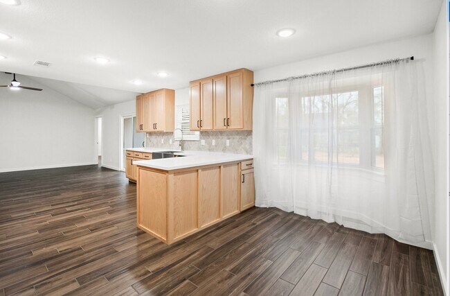 Building Photo - 201 San Saba St