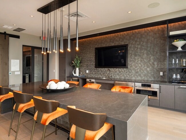 Building Photo - 510 W 20th St