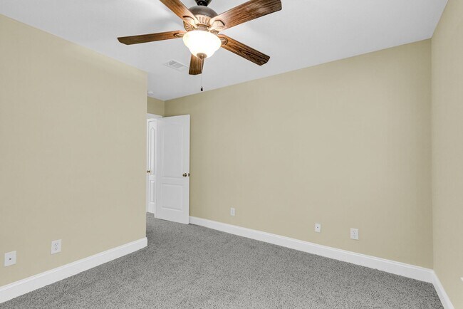 Building Photo - 4 Bedroom 2.5 Bathroom single family home ...