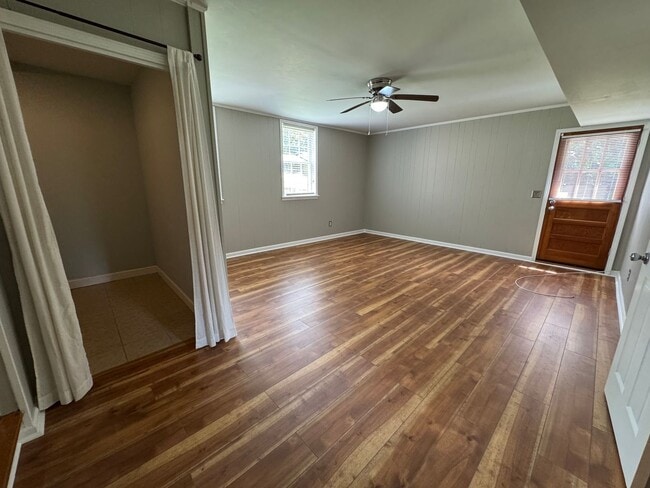 Building Photo - Beautiful 4/3 House with Bonus Room in Wes...