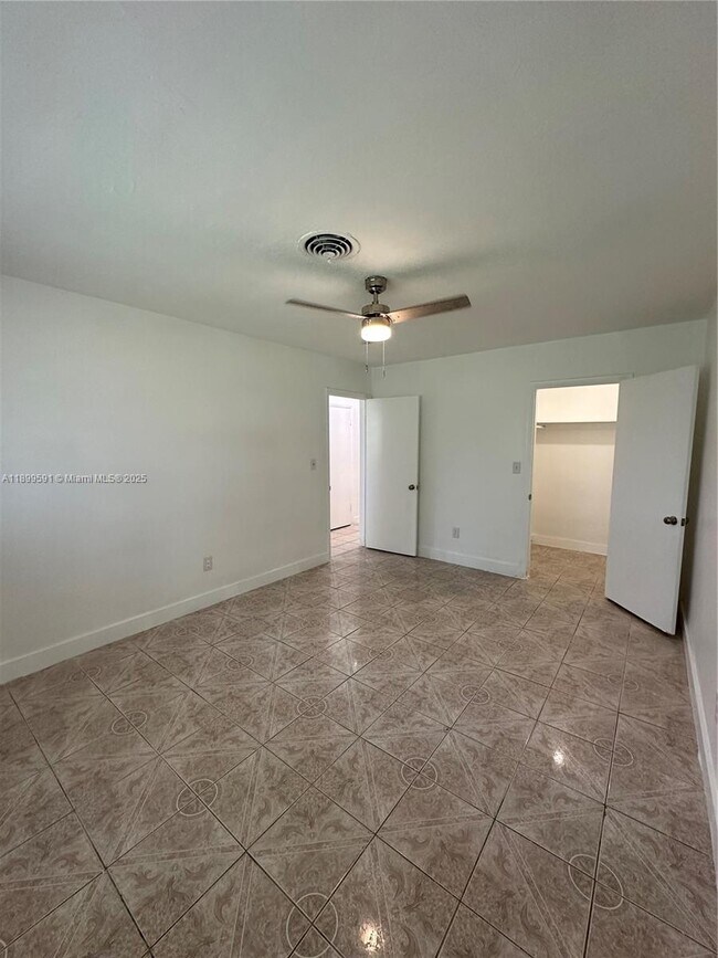 Building Photo - 16980 N Miami Ave