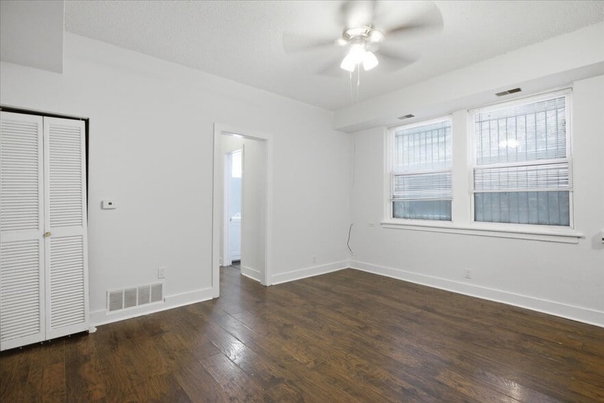 Building Photo - 3727 N Pine Grove Ave