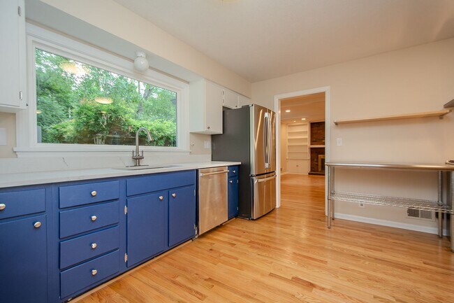 Building Photo - Recently Updated! 4 Bed/2.5 bath