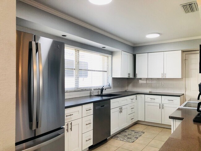Building Photo - Experience this Short Term Furnished Off season Single Family 2/2 Pool home.