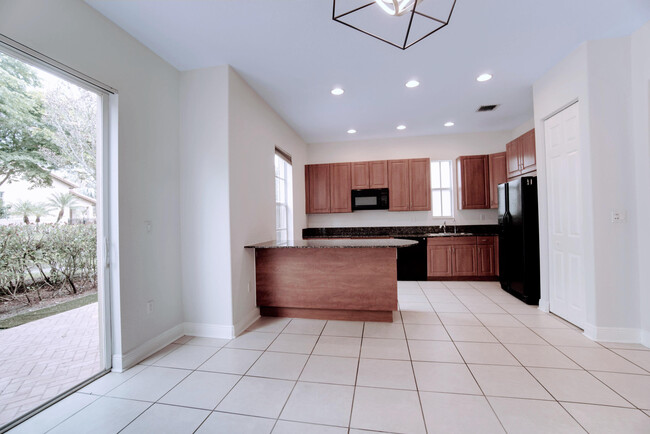 Building Photo - 6890 Julia Gardens Dr