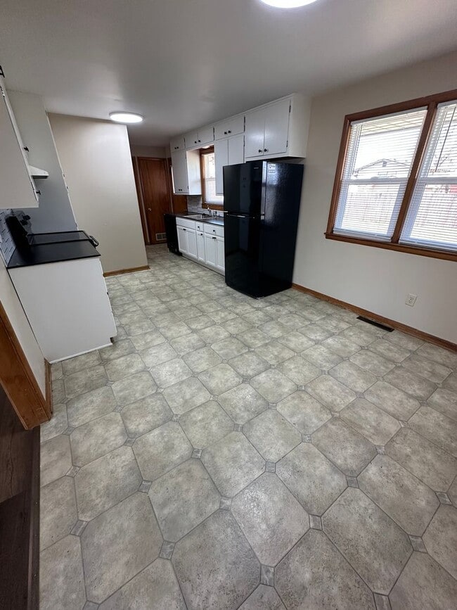 Building Photo - 4 Bedroom, 1.5 Bathroom Updated House