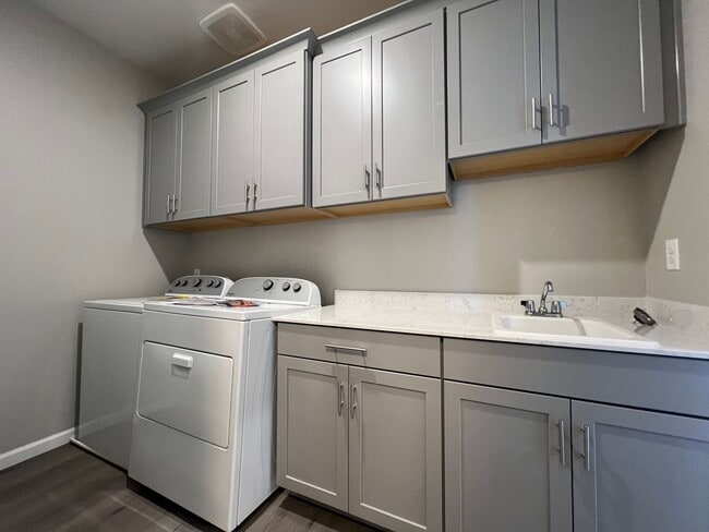 Building Photo - Modern! 3/2.5/2 Townhome in Minden