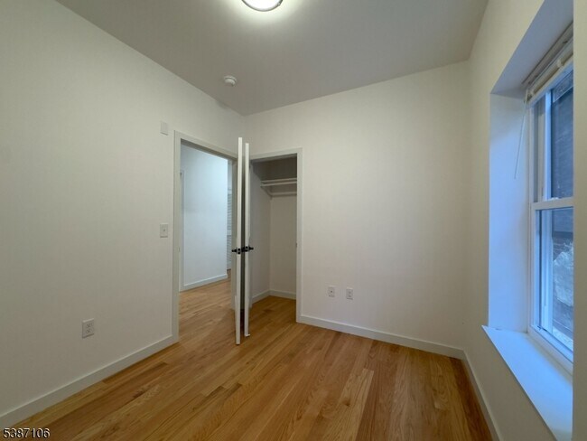 Building Photo - 52 James St
